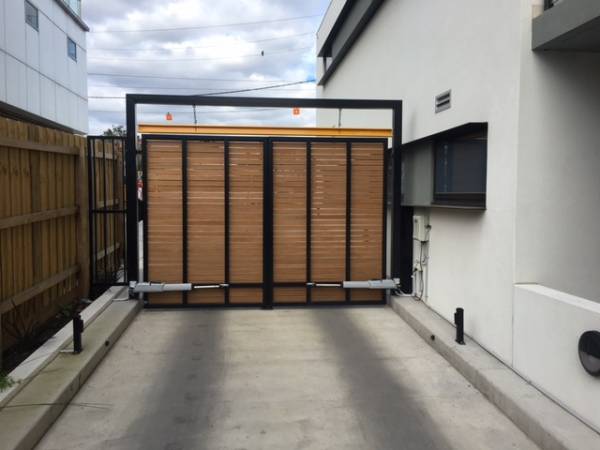   &raquo; Click to zoom ->